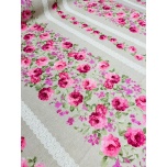 Prinditud dekoratiivkangas, pitsilise triibuga roosa roos.